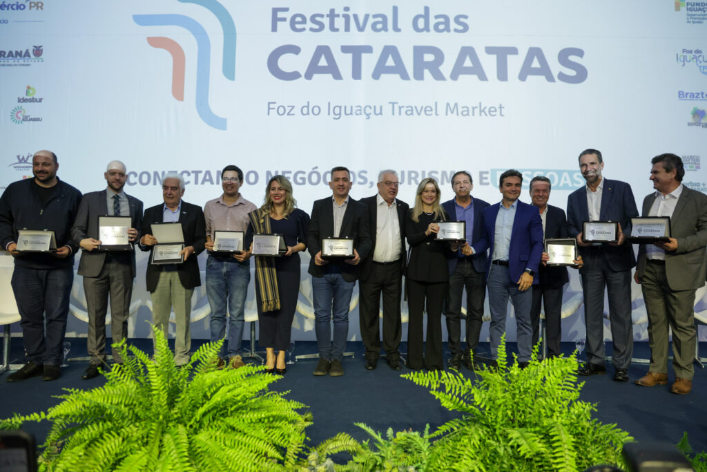 Autoridades receberam o trófeu 'Amigos do Festival'