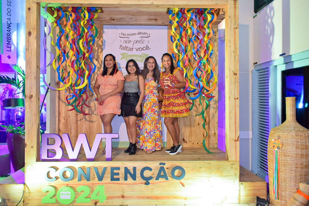 As agentes de viagens aproveitaram a última noite da Convenção para celebrar e registrar a participação
