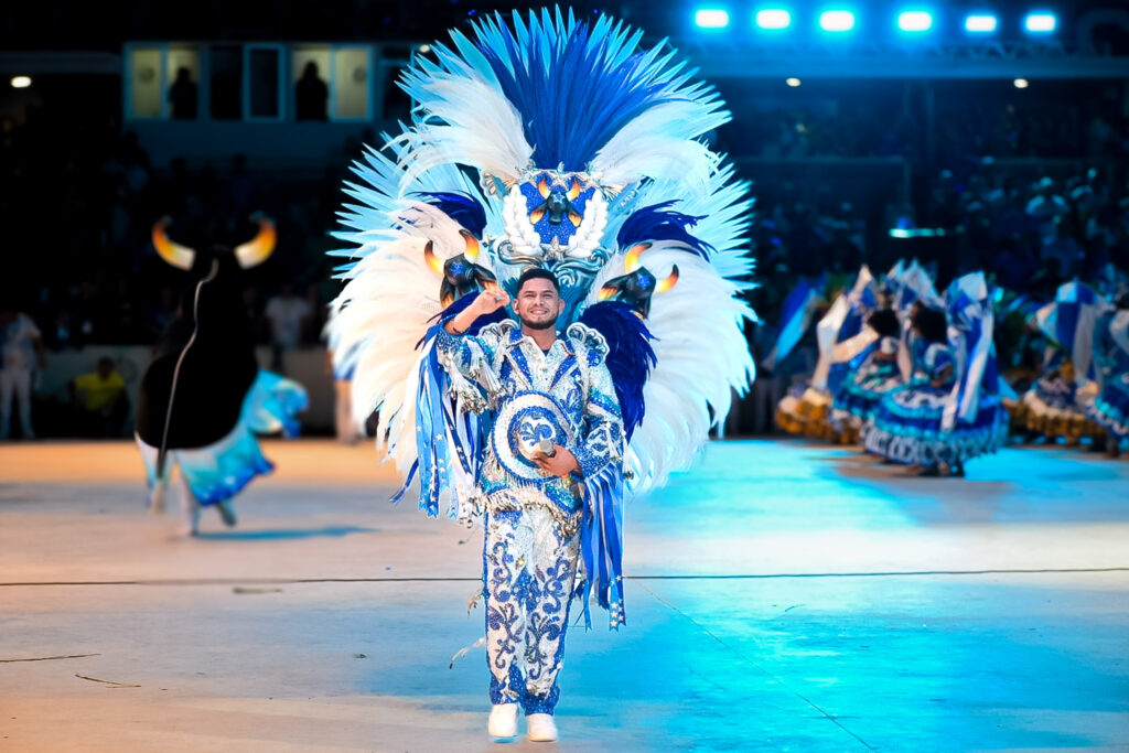 As cores do Boi Caprichoso também estão presentes nas vestimentas dos cantores
