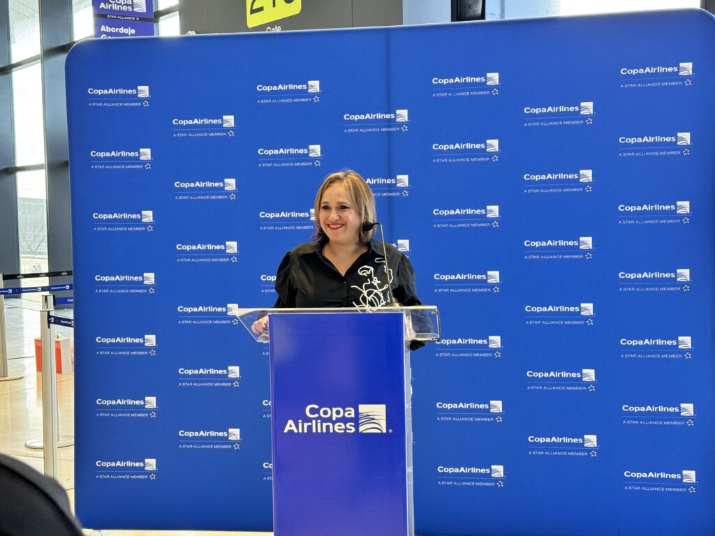 Maria Alejandra Jaen, vice presidente de serviços a bordo da Copa Airlines durante discurso de inauguração