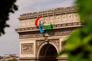 Escultura instalada a 44m de altura dá boas vindas ao evento (Reprodução/X/@Paris2024)