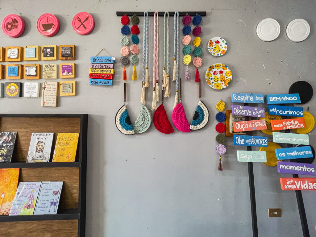Bolsas e enfeites de crochê estão à venda em Gravatá Bolsas e enfeites de crochê estão à venda em Gravatá