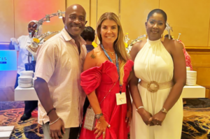 Fabiana Tourinho, CEO da Kaluah, entre Phelan Ferguson e Latia Duncombe, do Ministério do Turismo das Bahamas (Divulgação/Bumblebee Communications)