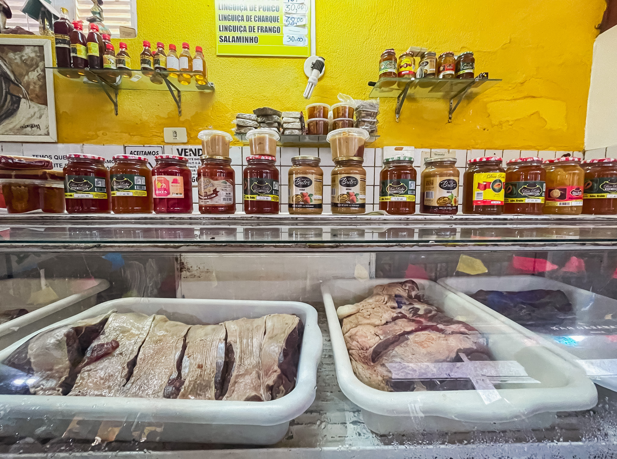 Cachaças, doces e carnes à venda em um dos boxes no Mercado Cachaças, doces e carnes à venda em um dos boxes no Mercado