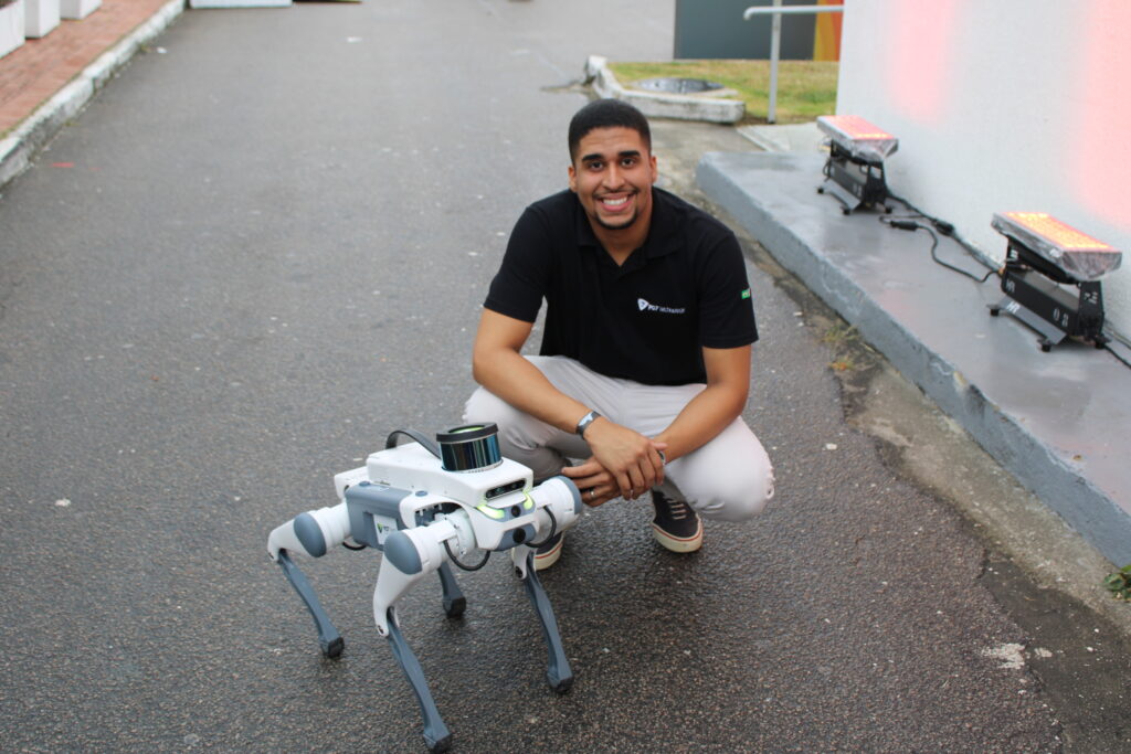 Caio da Silva, da PD7 Tec, com Ticão, cachorro robô