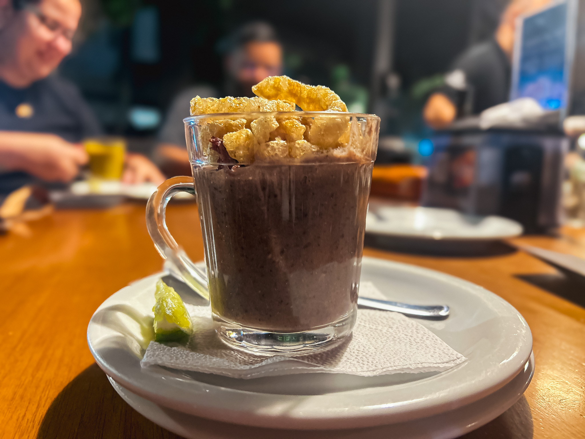 Caldinho de feijão com torresmo, servido como entrada nos restaurantes do estado Caldinho de feijão com torresmo, servido como entrada nos restaurantes do estado
