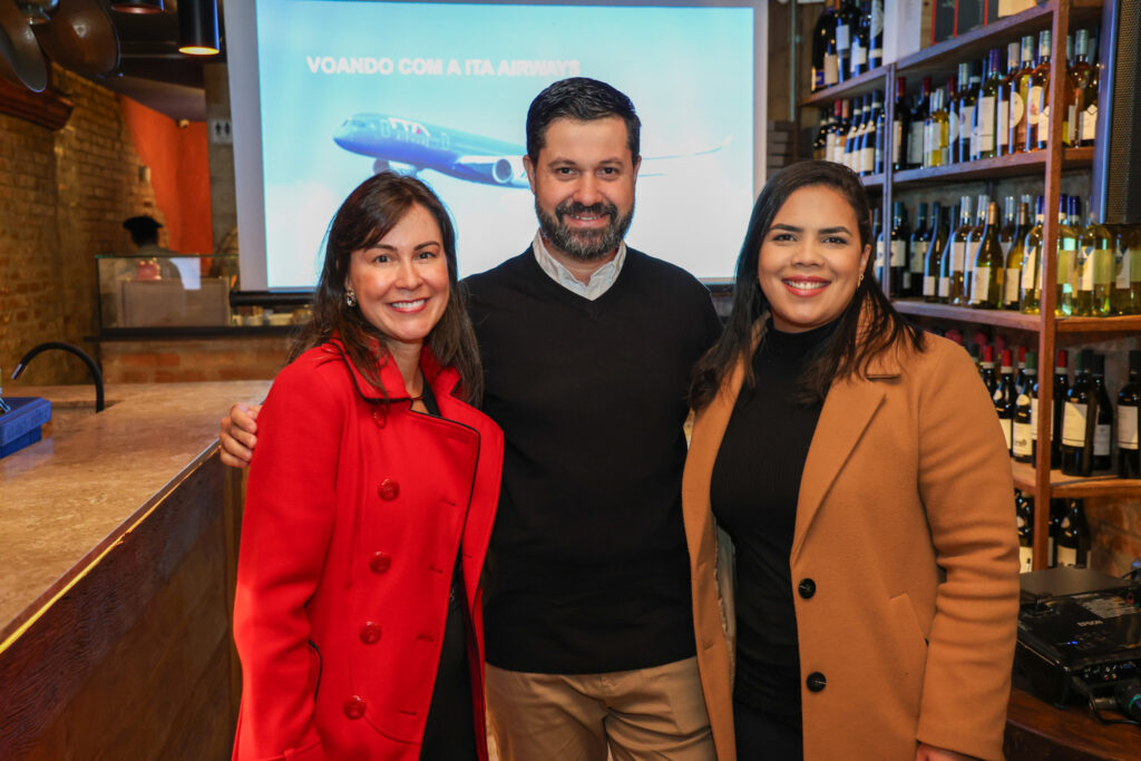 Carla Marin, da ITA, Daniel Caturani, da Decolar.Com, e Alyne Araújo, da CVC Corp