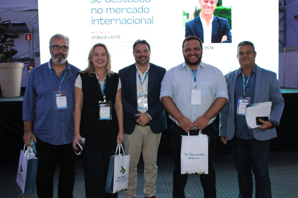 Carlos Lidizia, da UFF, Patrícia Alemany, da DEAT, Guilherme Abreu, da FC&VB-RJ, Edivaldo Reis, da Embratur, e Marcelo Reid, do Macaé CVB Carlos Lidizia, da UFF, Patrícia Alemany, da DEAT, Guilherme Abreu, da FC&VB-RJ, Edivaldo Reis, da Embratur, e Marcelo Reid, do Macaé CVB