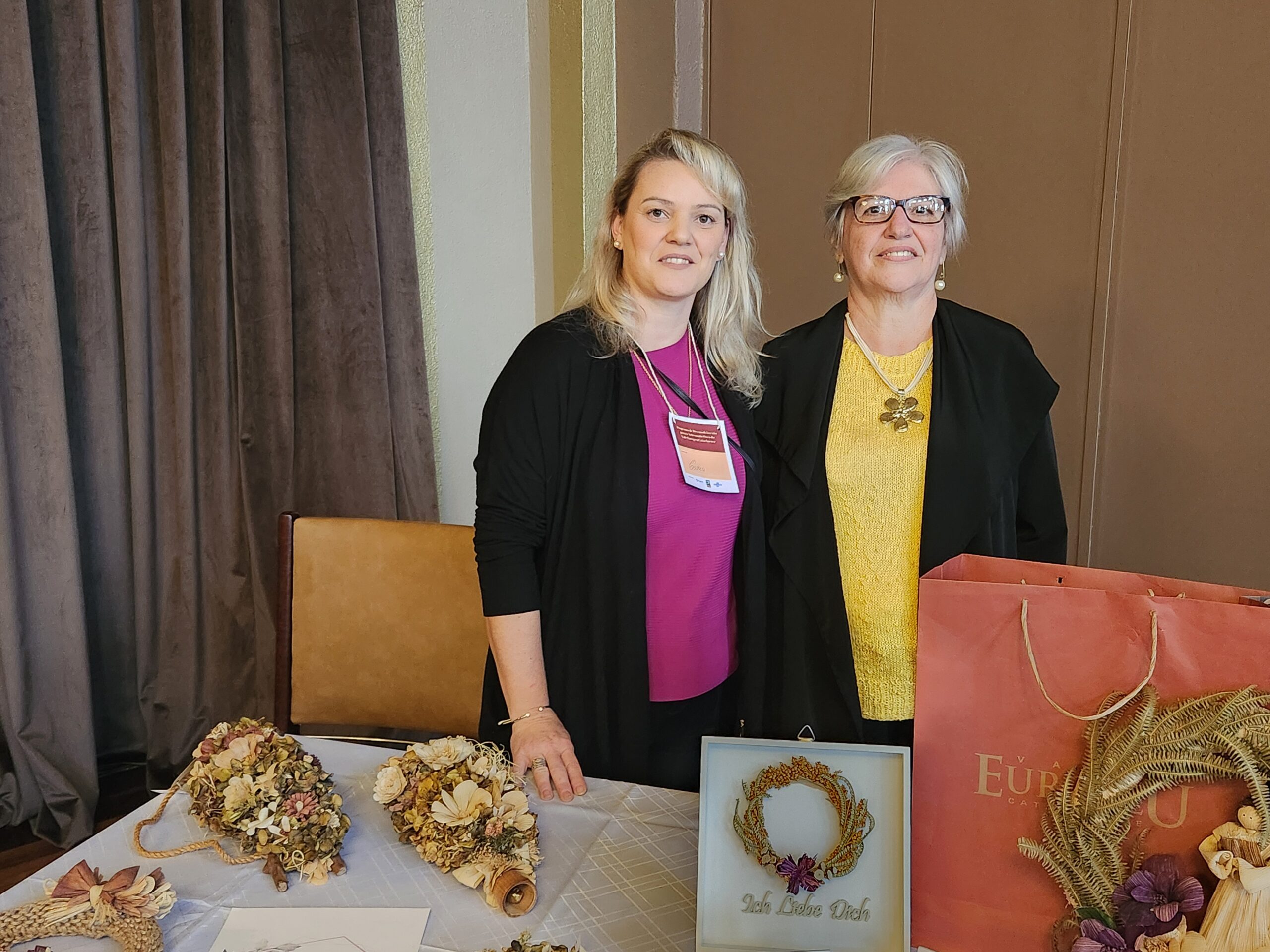 Cassia Langhammer e Marly Hasse, artesãs de Pomerode
