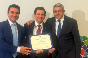 Celso Sabino, do MTur; Otavio Leite, da da Fecomércio RJ; e Zurab Pololikashvili, da OMT (Divulgação/Fecomercio-RJ)