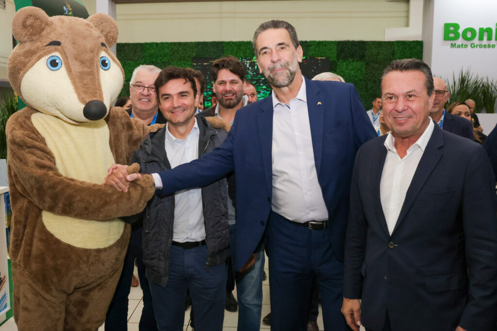 Celso Sabino, ministro do Turismo, Enio Verri, diretor geral Brasileiro da Itaipu Binacional, e Marcio Nunes, secretário de Turismo do Paraná