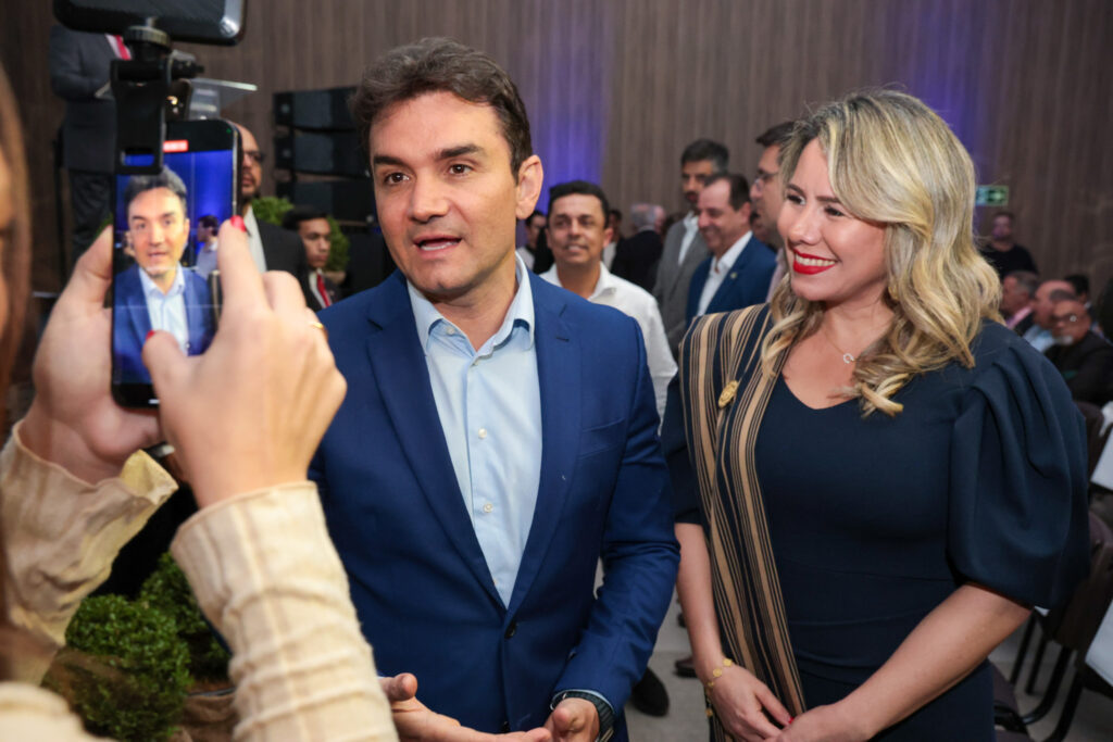 Celso Sabino, ministro do Turismo do Brasil, e Angie Melillo, ministra do Turismo do Paraguai
