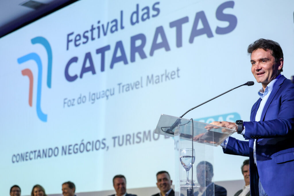 Celso Sabino, ministro do Turismo, durante solenidade de abertura