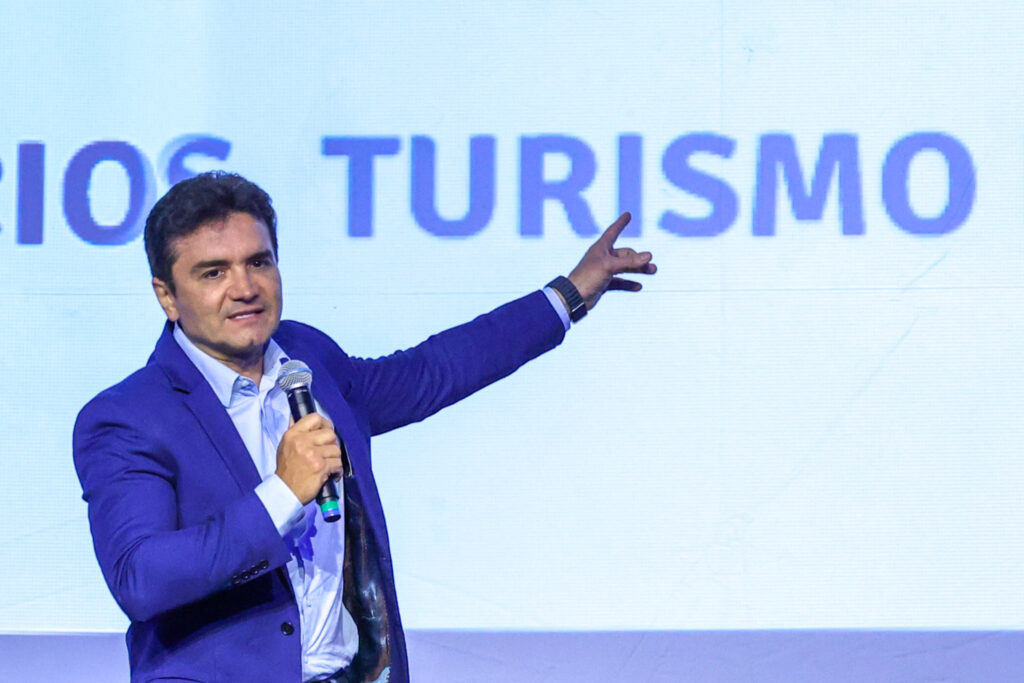 Celso Sabino ministro do Turismo durante solenidade de abertura do Festival das Cataratas MTur sobre Lei Geral do Turismo: "agora ela reflete os anseios dos mais diversos ramos da atividade"