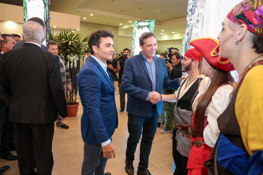 Celso Sabino, ministro do Turismo, e Chico Brasileiro, prefeito de Foz do Iguaçu