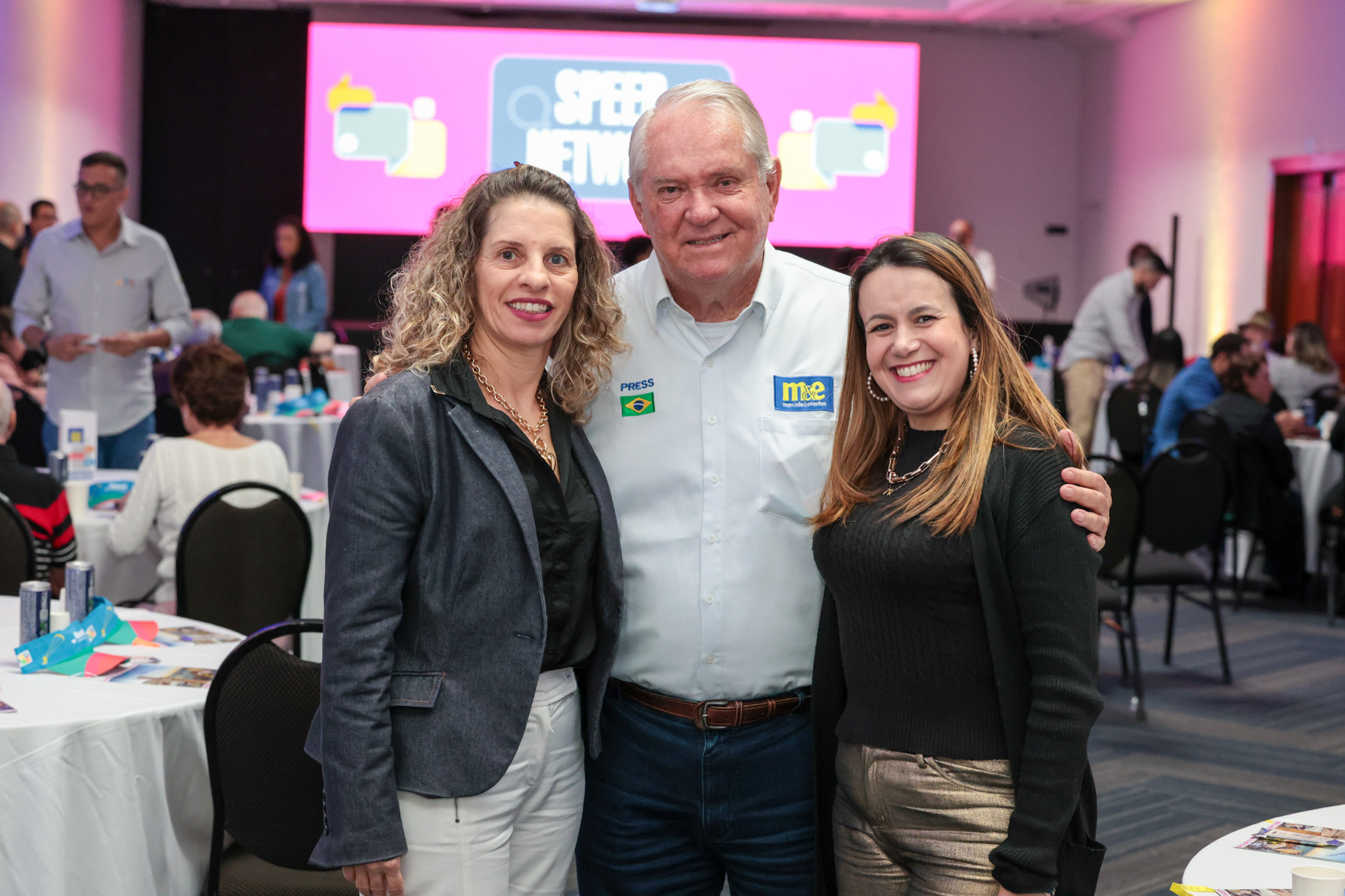 Claudia Trabali e Juliana Assumpção, da Abav-SP Aviesp, com Roy Taylor, do M&E Claudia Trabali e Juliana Assumpção, da Abav-SP Aviesp, com Roy Taylor, do M&E