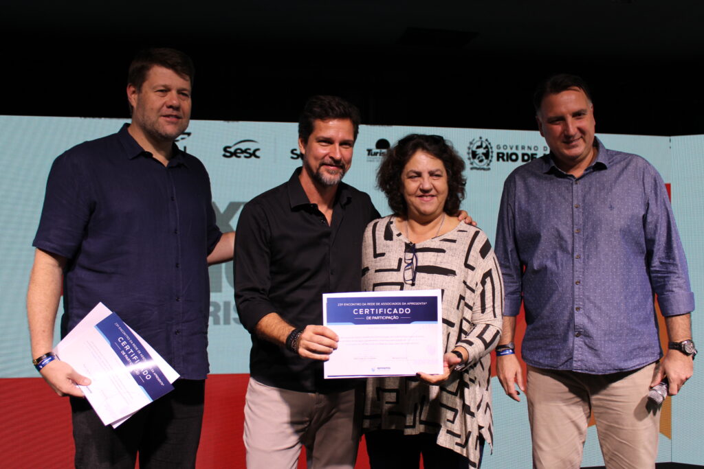 Convidados-palestrantes recebem Certficado da Apresenta Convidados-palestrantes recebem Certficado da Apresenta