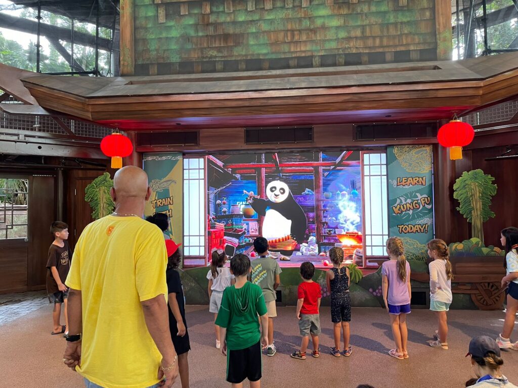 Crianças encantadas com Kung Fu Panda