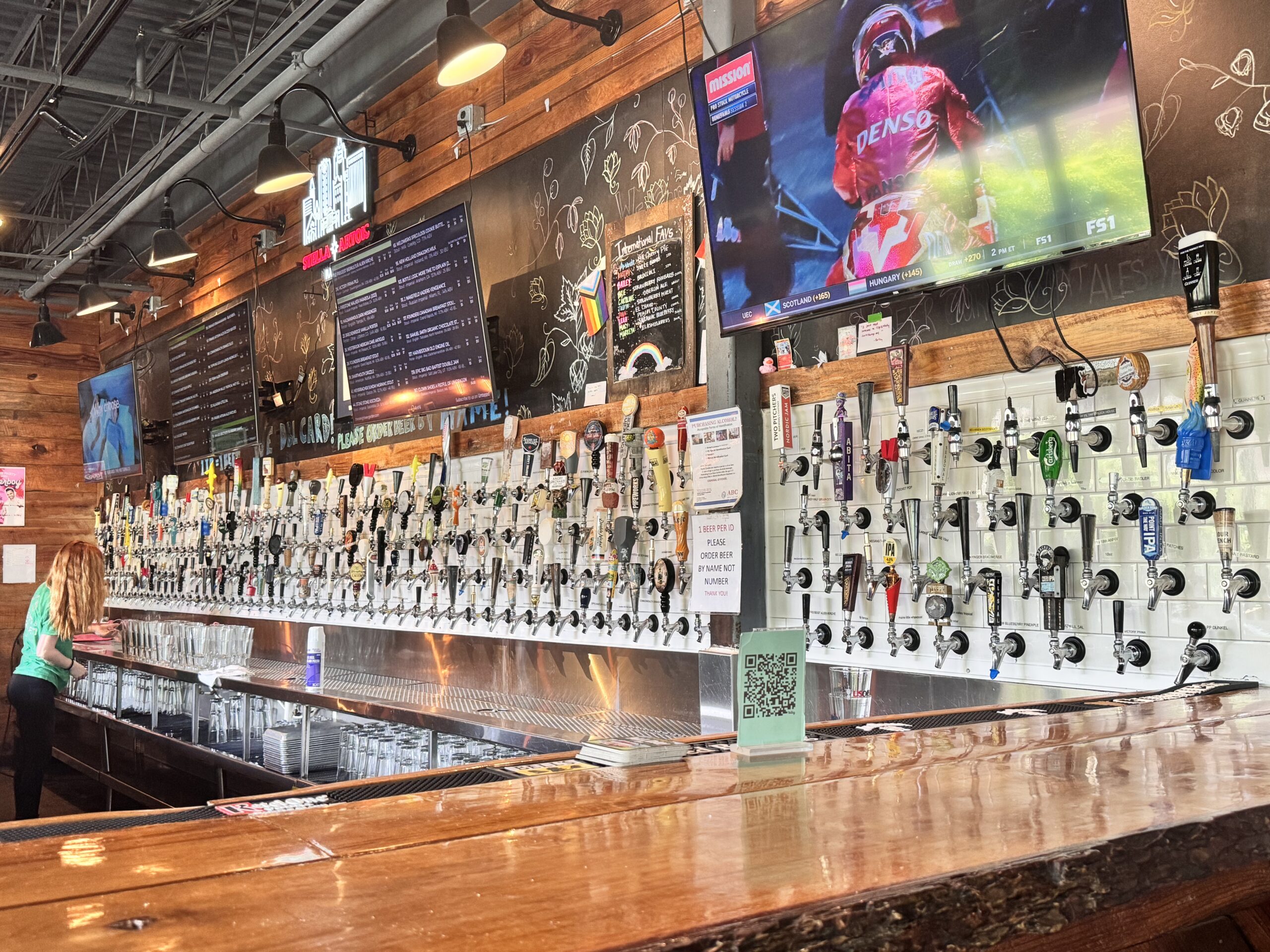Raleigh: a diversidade no meio da cultura country dos Estados Unidos 3 Raleigh Beer Garden, cervejaria recordista mundial com mais de 380 tipos de cerveja no catálogo (Manuela Miniguini/M&E)