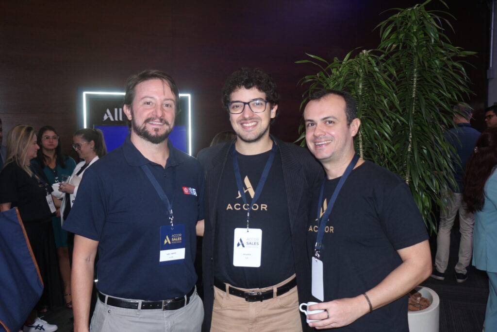 Daniel Thompson, da OTS Globe, com Raul Almeida e Thiago Alves, da Accor