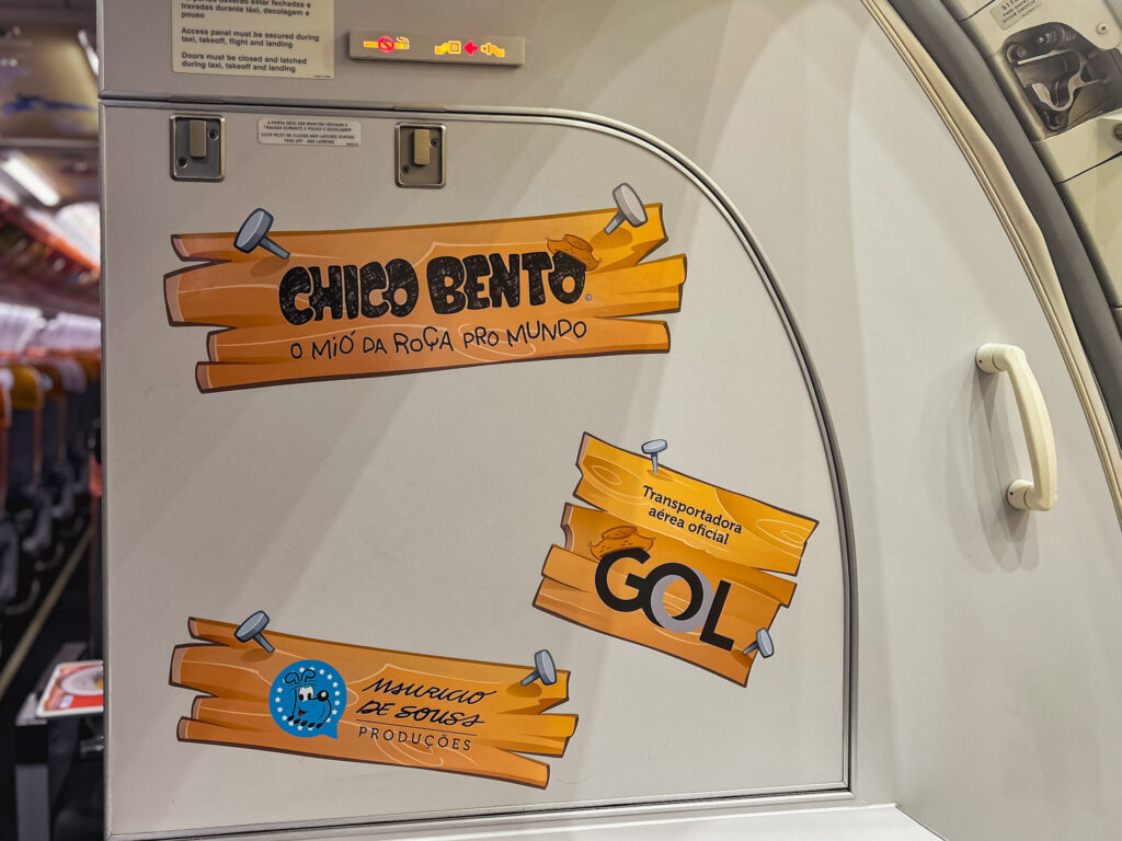 Desde a entrada os passageiros já se surpreendem com a personalização da aeronave