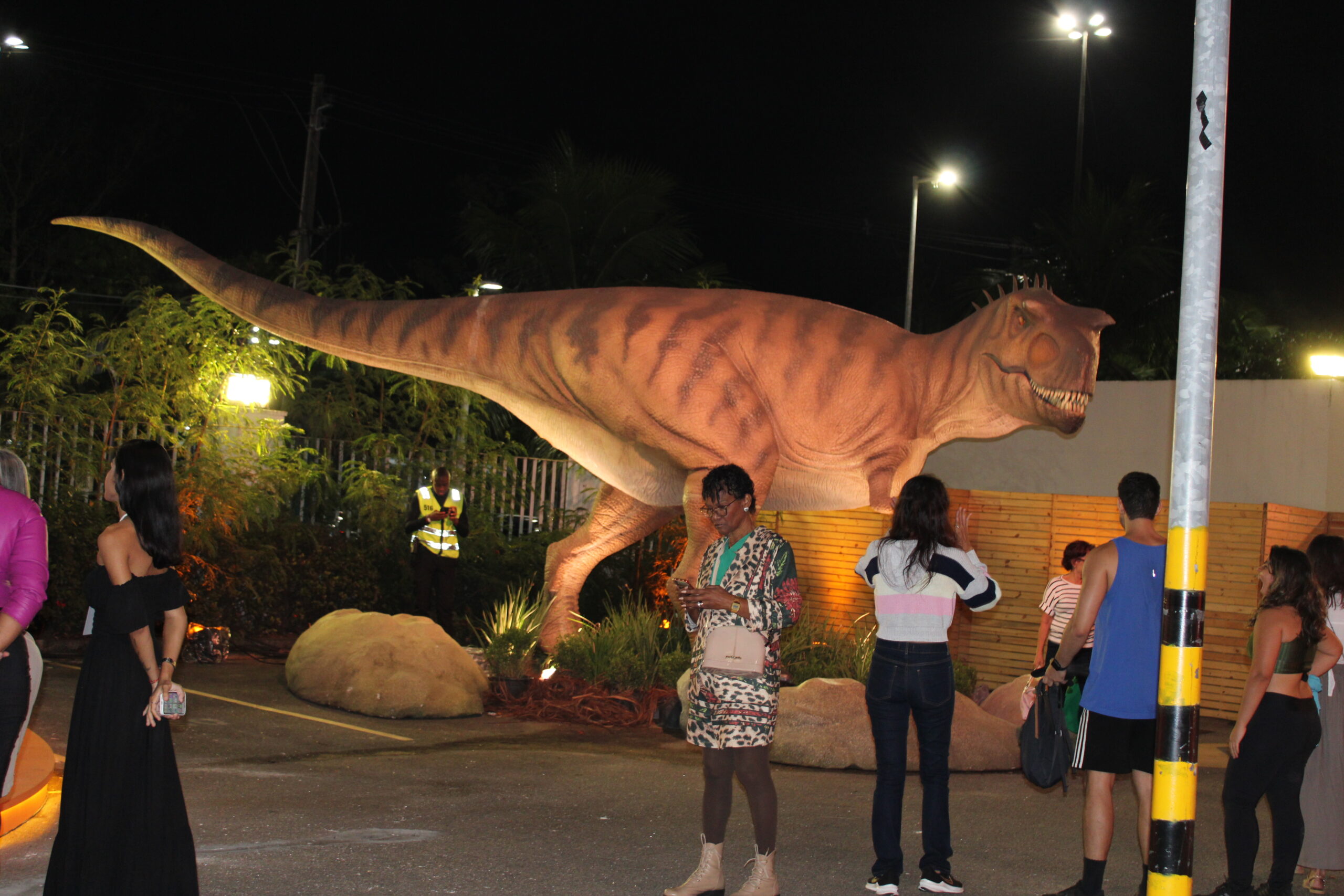 Dinos fazem a festa do público Dinos fazem a festa do público