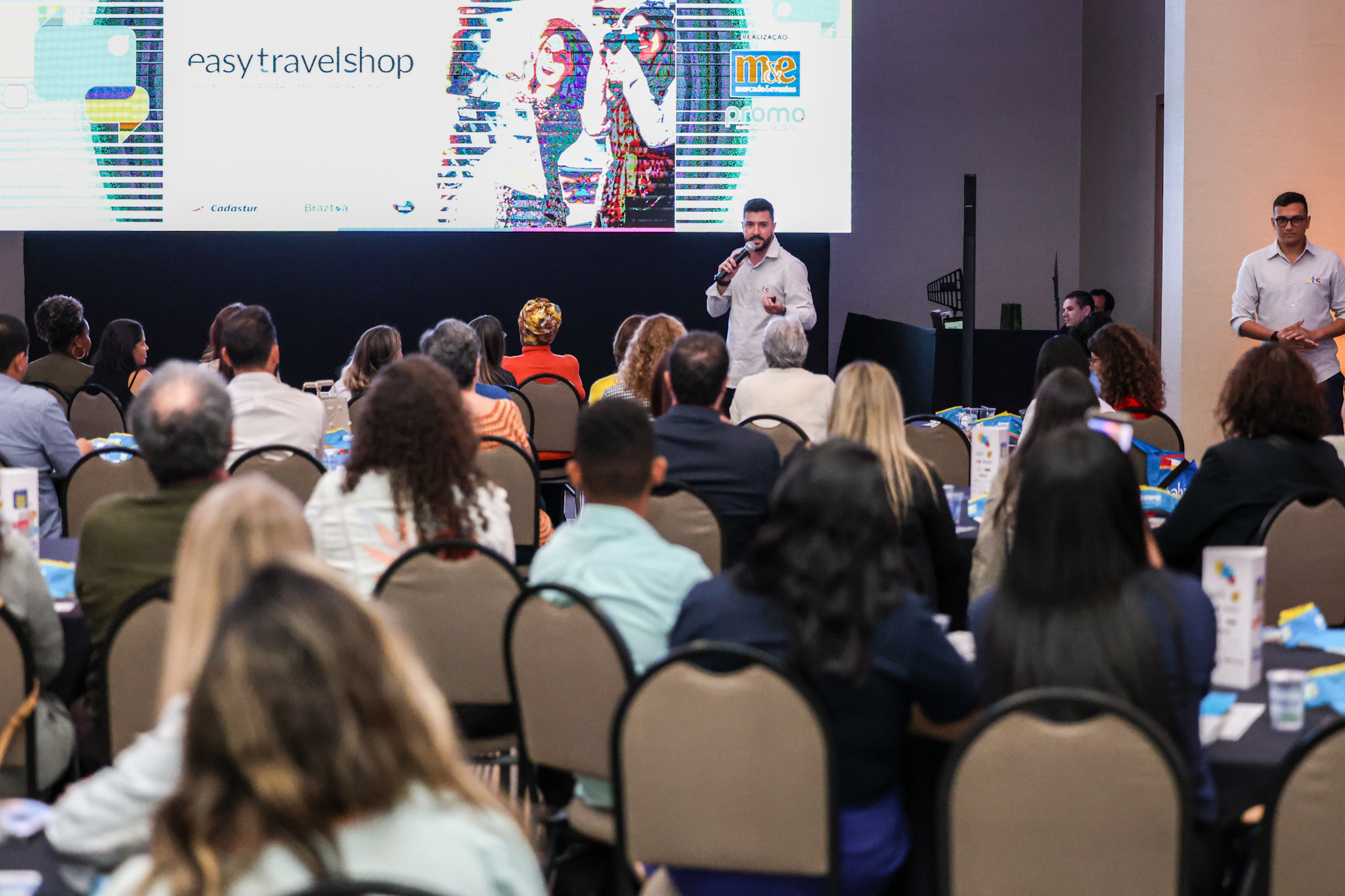 Douglas Diniz, da ETS, anima agentes durante o Roadshow Douglas Diniz, da ETS, anima agentes durante o Roadshow