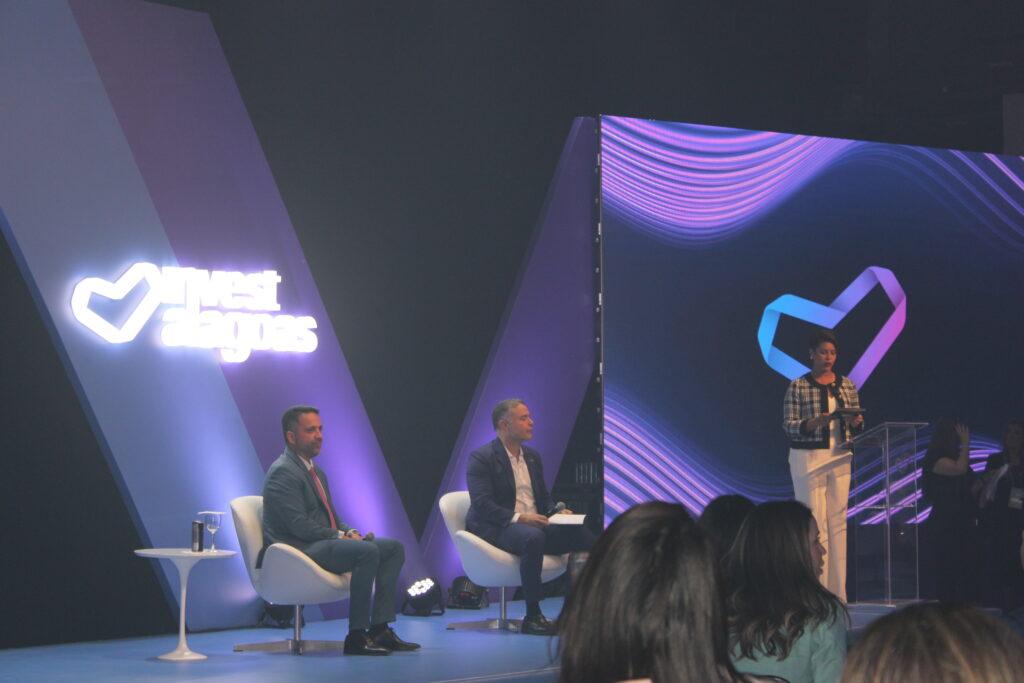 Mestre de Cerimônia da Invest Alagoas apresenta o Governador Paulo Dantas, e o Ministro de Transportes, Renan Filho (Divulgação/Manuela Miniguini)