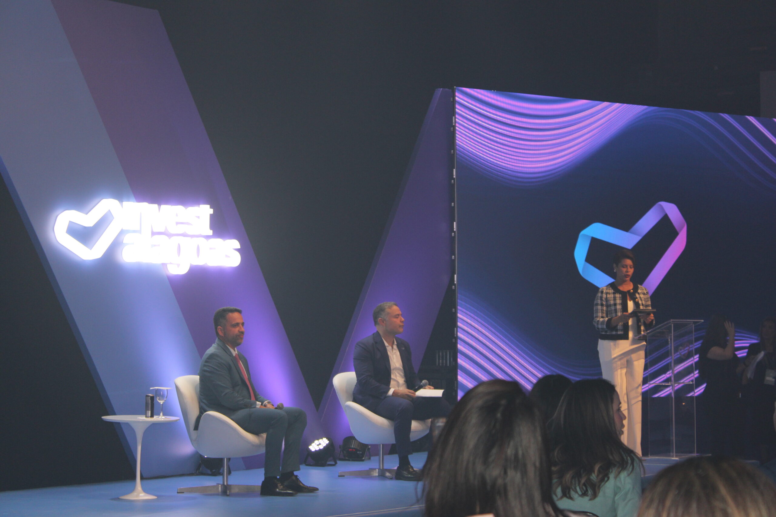 O Governador Paulo Dantas, e o Ministro de Transportes, Renan Filho Mestre de Cerimônia da Invest Alagoas apresenta o Governador Paulo Dantas, e o Ministro de Transportes, Renan Filho (Divulgação/Manuela Miniguini)
