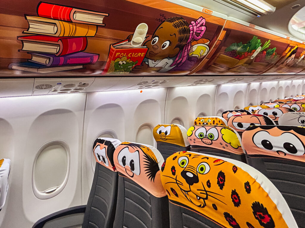 Em toda a extensão da aeronave há personagens e elementos do universo de Chico Bento