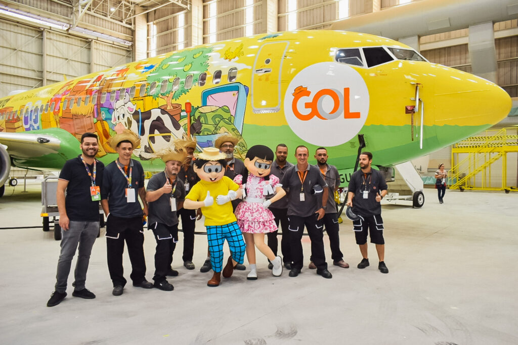 Equipe da Gol responsável pelo trabalho de adesivagem