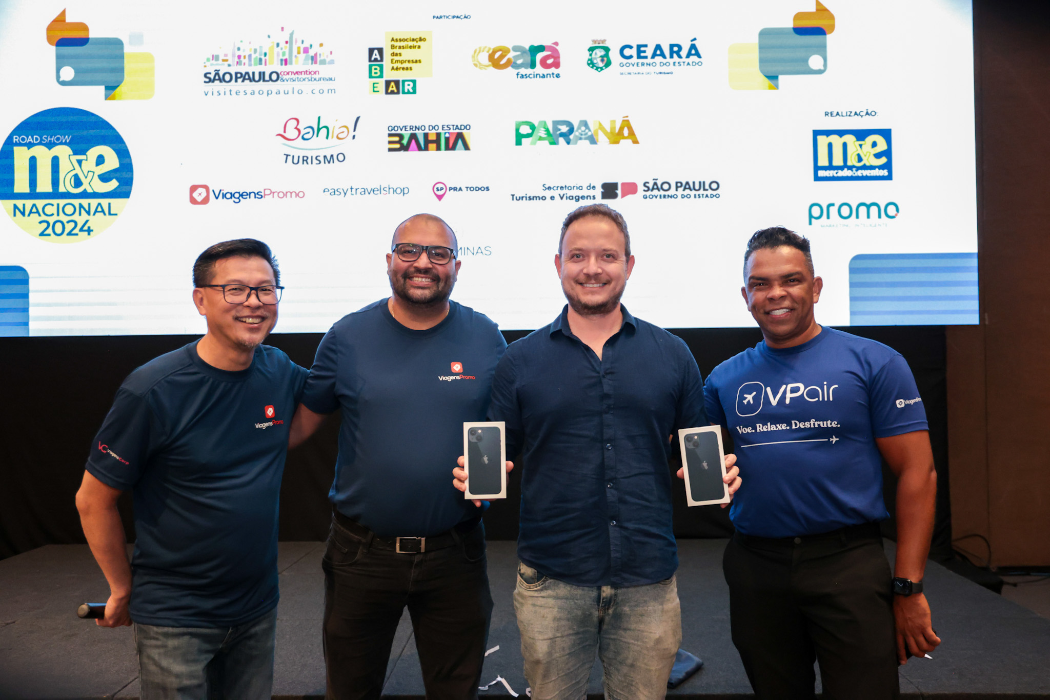 Equipe da ViagensPromo com o agente de viagens destaque de vendas de Minas Gerais Equipe da ViagensPromo com o agente de viagens destaque de vendas de Minas Gerais