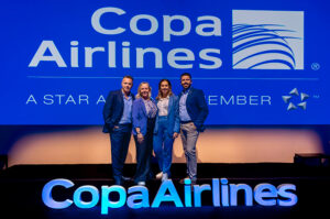 Equipe de Copa Airlines comemora início das operações em Floripa (Divulgacão/Copa Airlines)