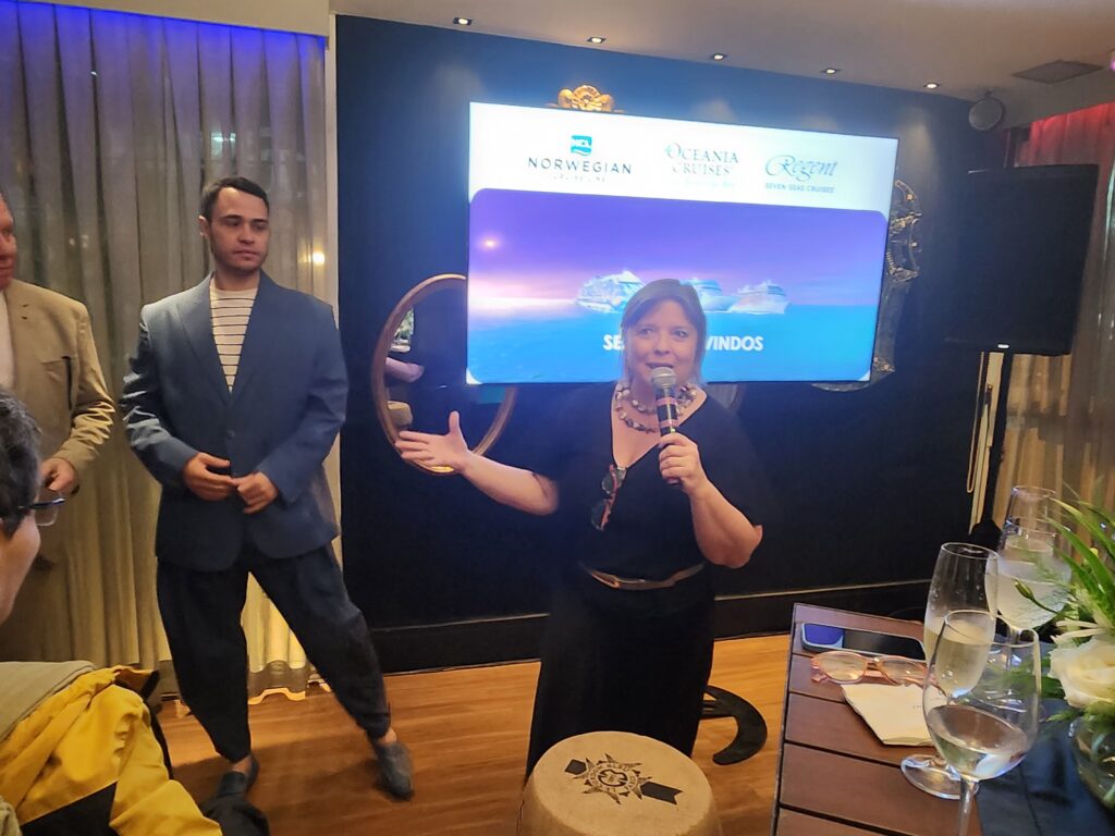 Estela Farina faz apresentação das novidades em termos de culinári a bordo da Norwegian Cruise Line