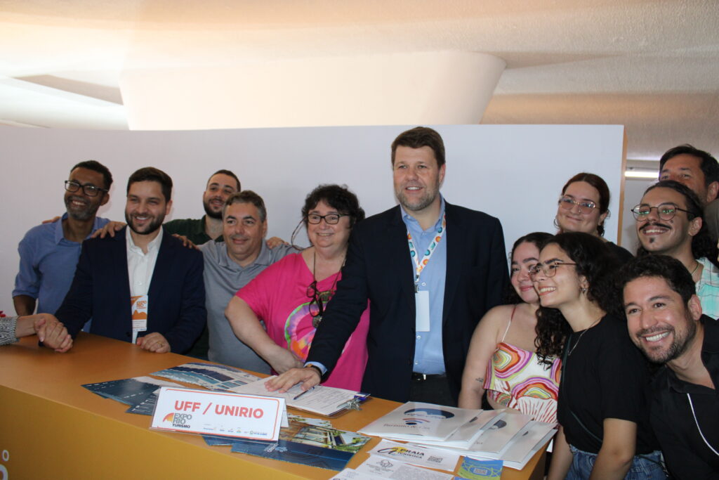 Expositores institucionais com secretário de Turismo