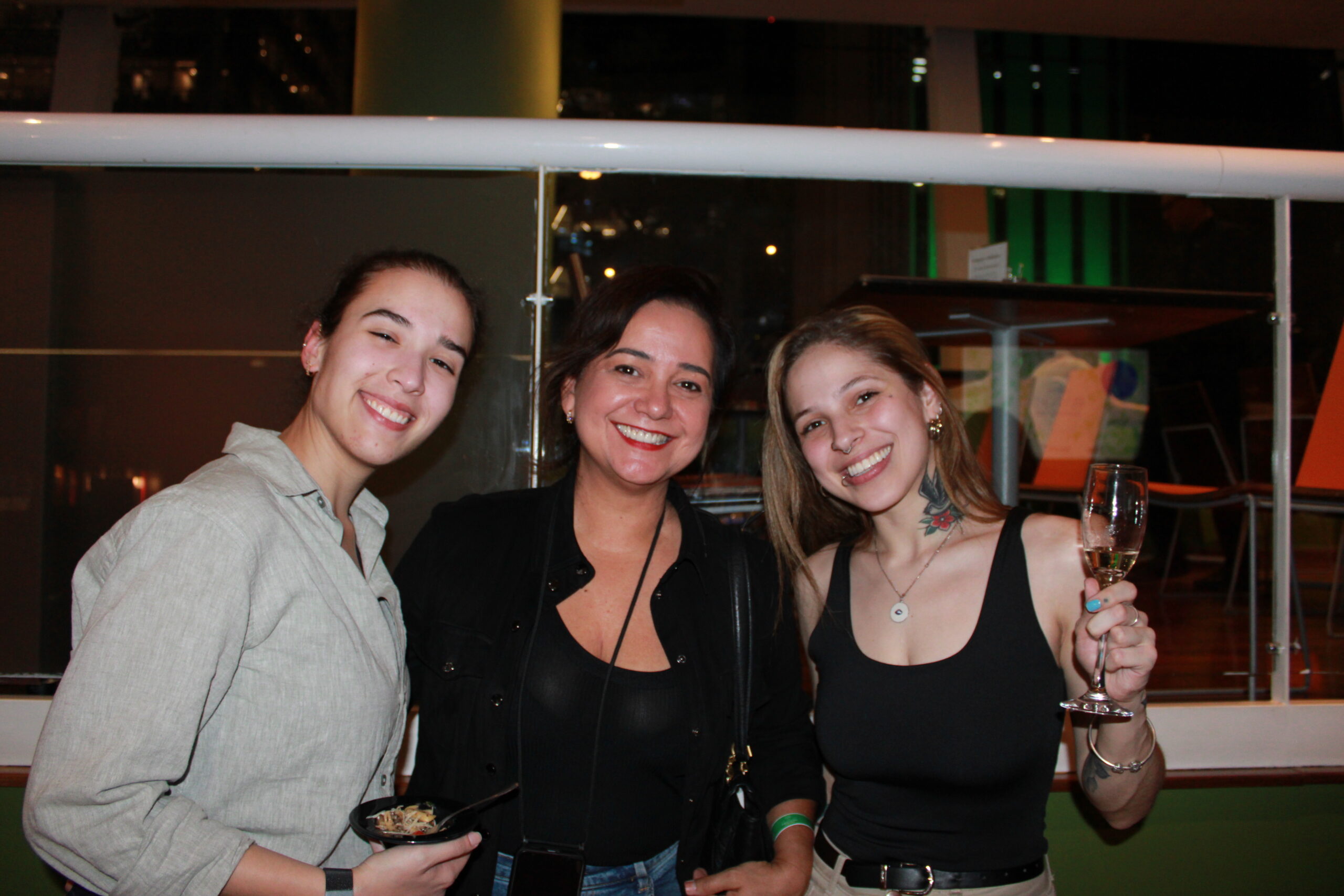 Chris Marinho, da Studio de Viagens entre Luana Araujo e Sara Bonofim, da EHTL Viagens
