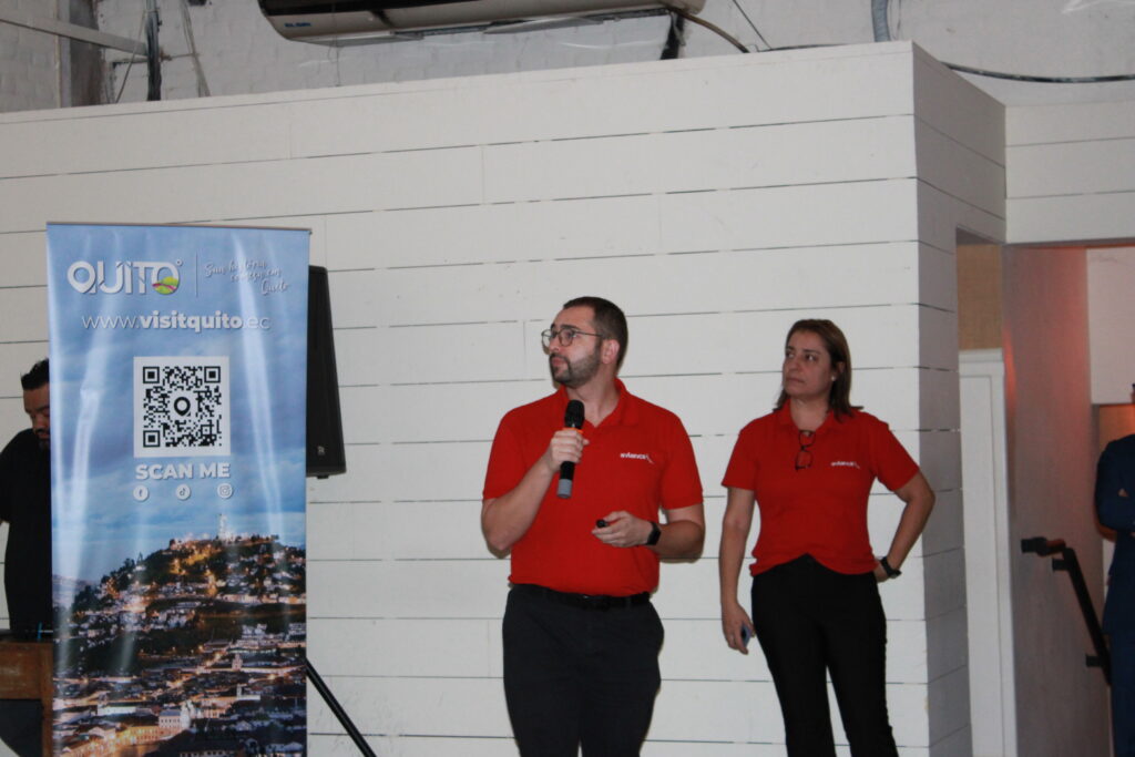 Alan Oliveira e Luciana Longo, da Avianca, durante apresentação no roadshow de Quito