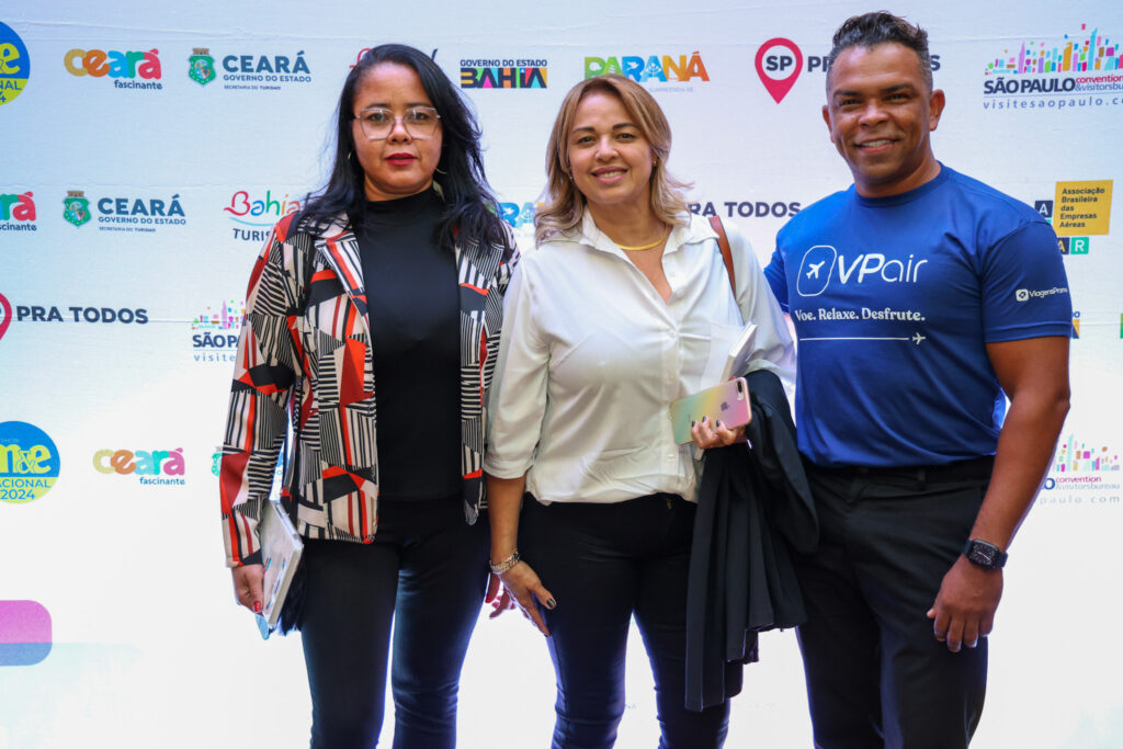 Fabiana Flores e Adriana Cristina, da Favs Turismo com Washington Silva, da ViagensPromo