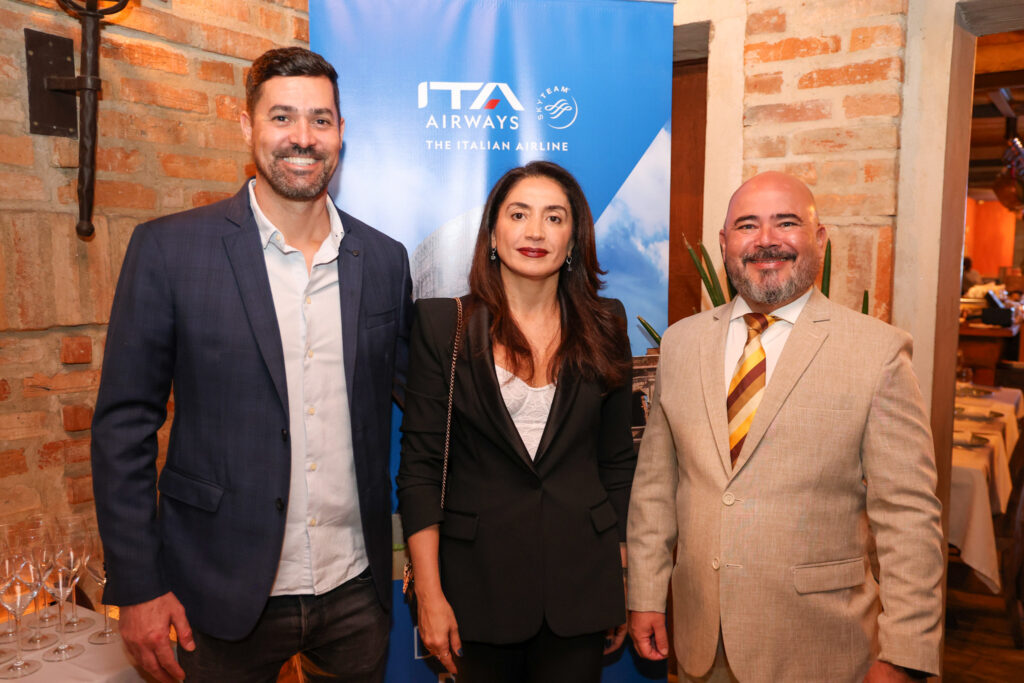 Gustavo Adams e Vanessa Ribeiro, da Confiança Consolidadora, e Murilo Cassino, da ITA