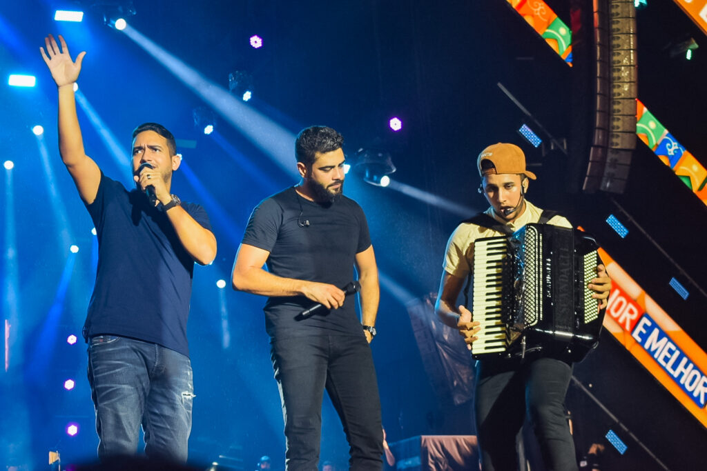 Henrique e Juliano com músico convidado Henrique e Juliano com músico convidado