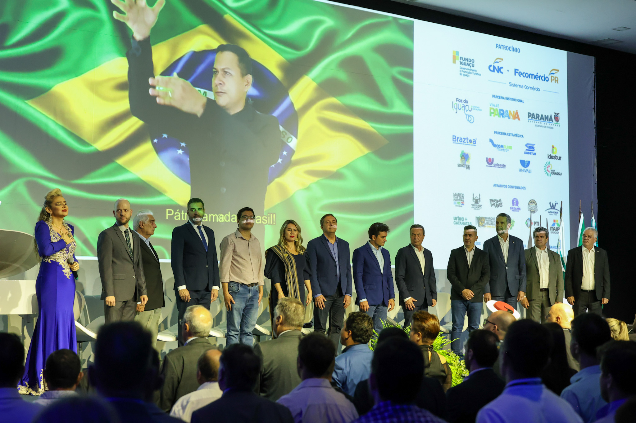 Hino nacional brasileiro na abertura do Festival das Cataratas