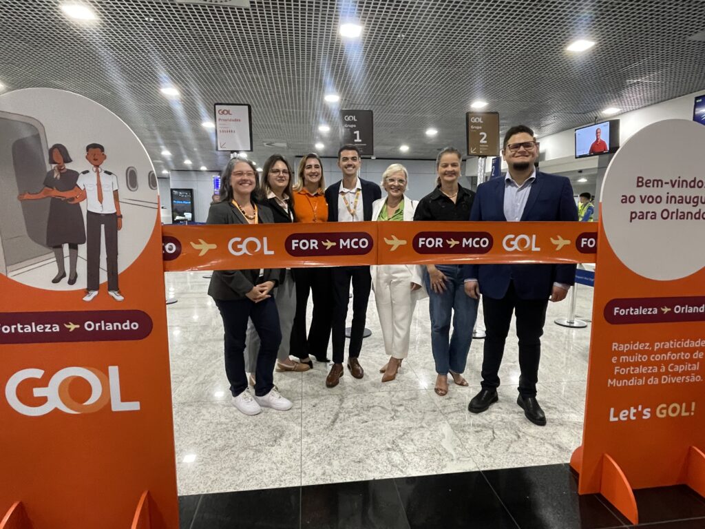 Cerimônia reuniu autoridades no portão de embarque