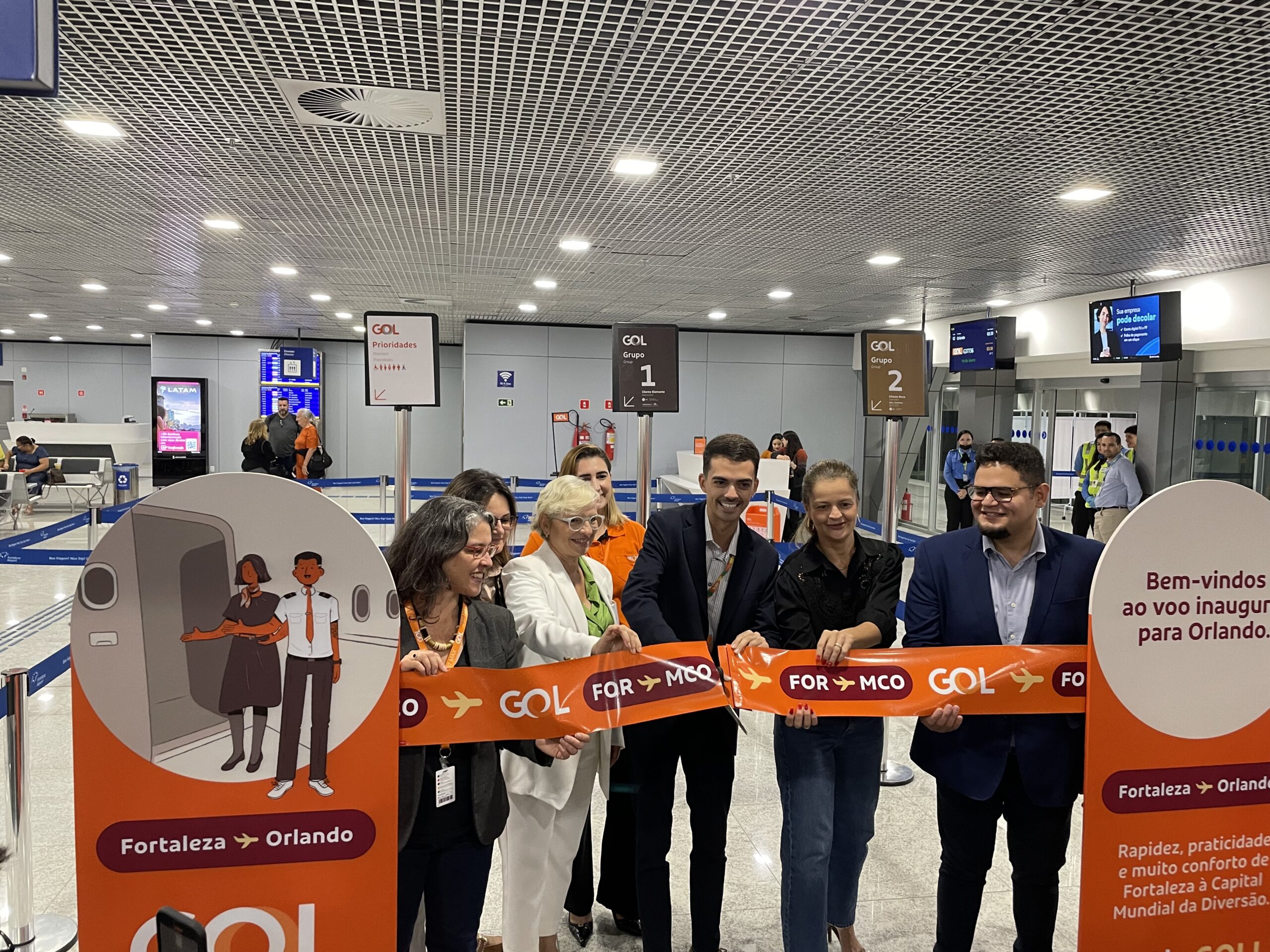 O lançamento do voo contou com o tradicional corte da fita O lançamento do voo contou com o tradicional corte da fita
