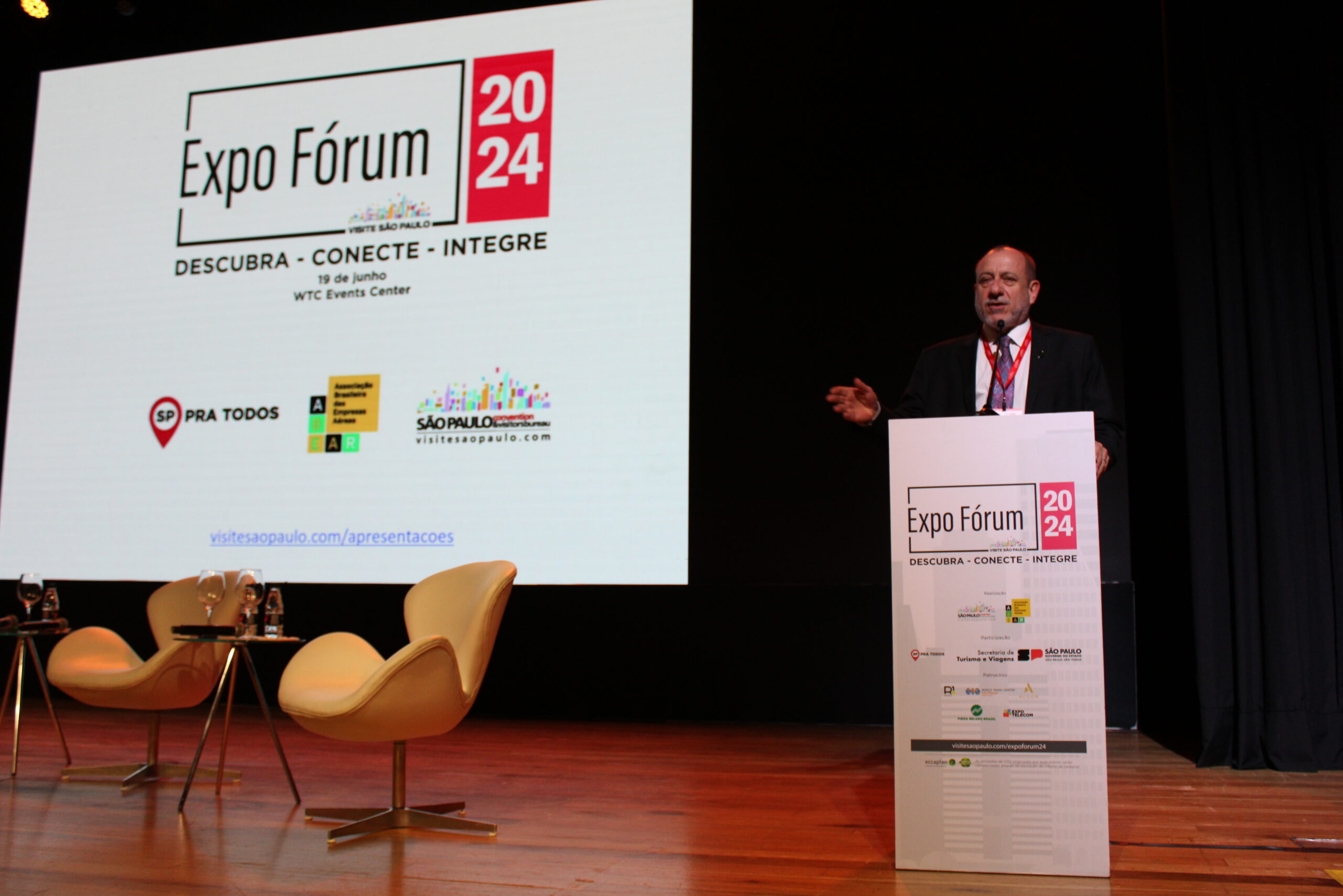 Toni Sando, presidente executivo do São Paulo CVB, abriu a programação de palestras do Expo Fórum Visite SP Toni Sando, presidente executivo do São Paulo CVB, abriu a programação de palestras do Expo Fórum Visite SP