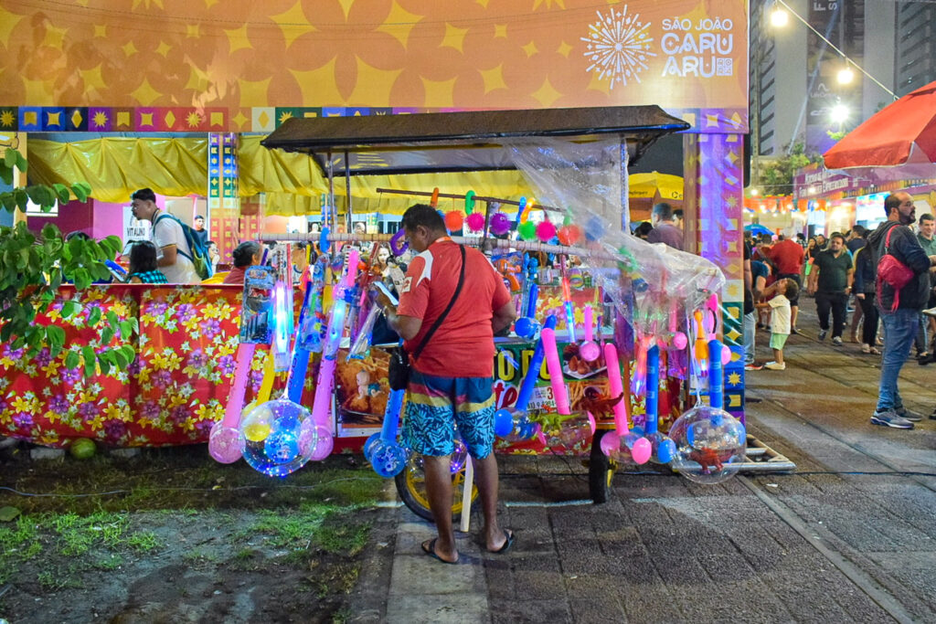 Jogos, brinquedos e guloseimas também estão à venda na festa Jogos, brinquedos e guloseimas também estão à venda na festa