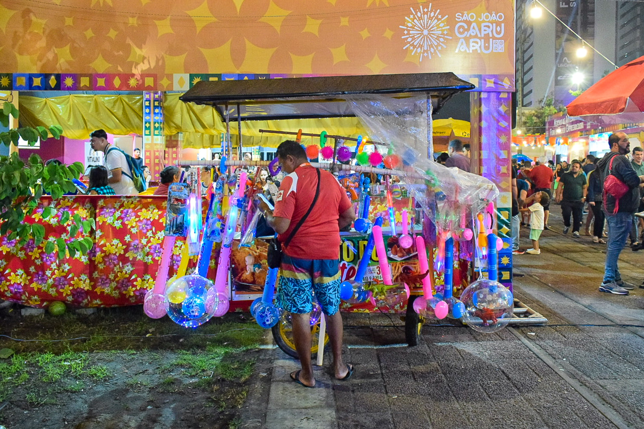 Jogos, brinquedos e guloseimas também estão à venda na festa Jogos, brinquedos e guloseimas também estão à venda na festa
