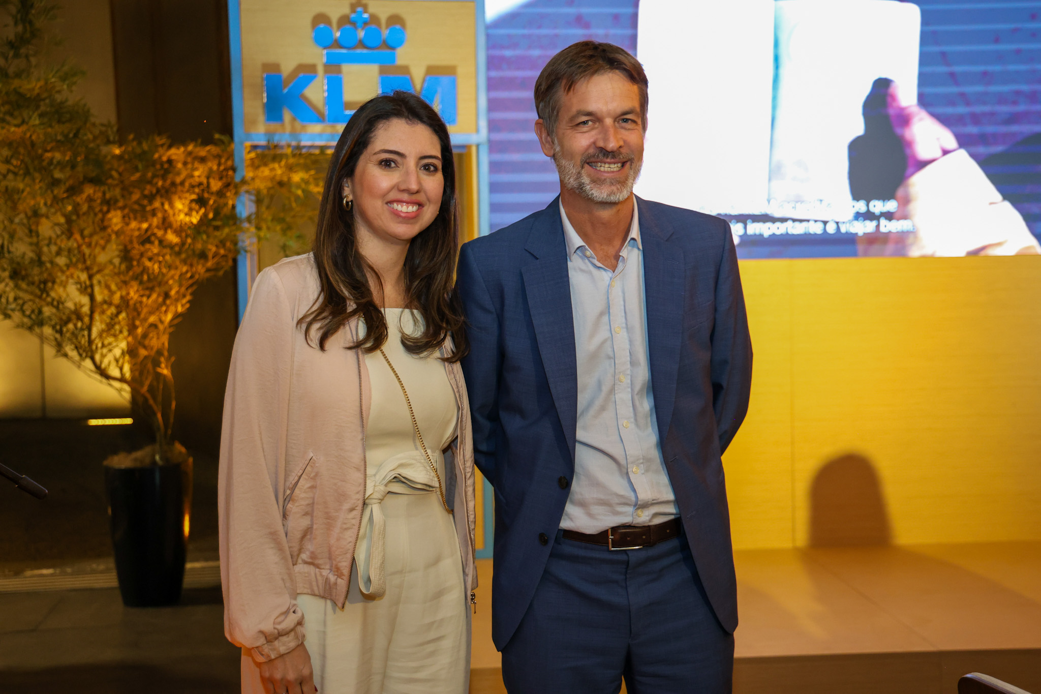 Julia de Medeiros Pinto, gerente de Comunicação e Marketing para América do Sul, com  Manuel Flahault, diretor geral da Air France-KLM
