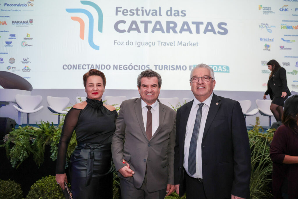 Juliana, esposa do Irineu Colombo, diretor superintendente do Parque Tecnológico Itaipu, e Paulo Angeli, do Festival das Cataratas