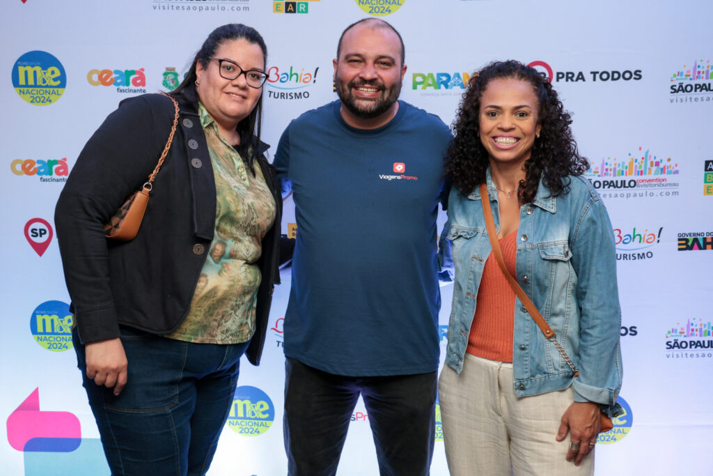 Leandro Roberto, da ViagensPromo, entre Simone Silva e Priscila Coimbra, da Coimbra Tour