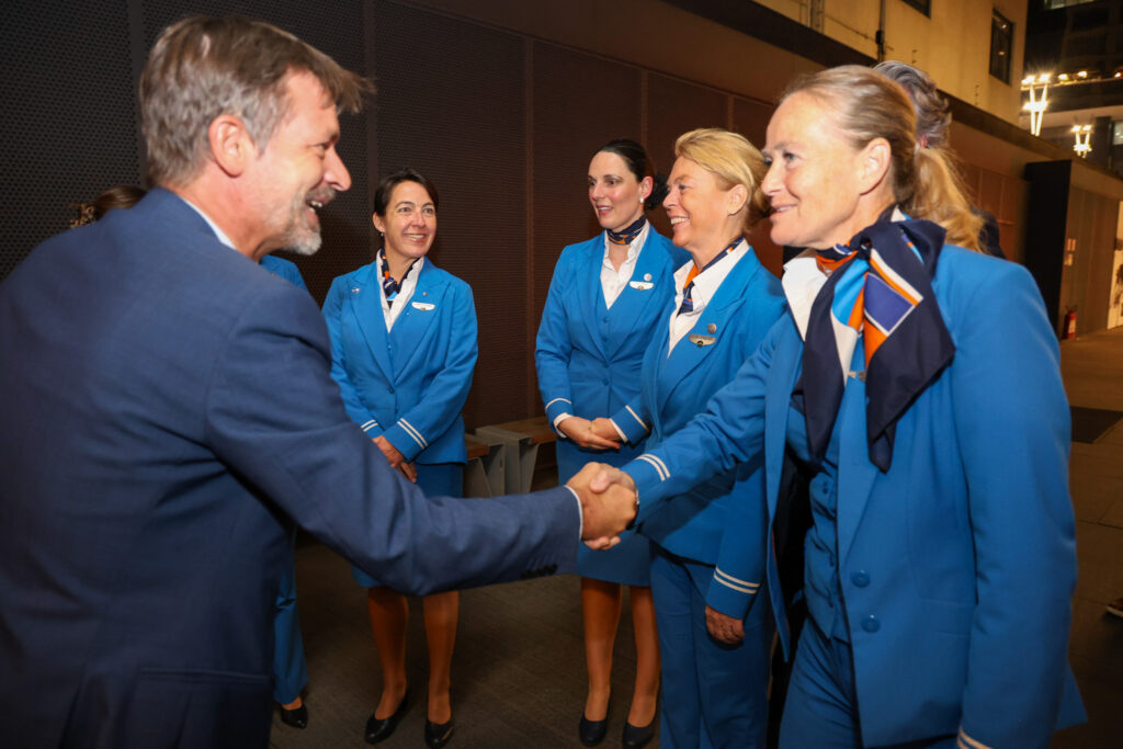 Manuerel Flahault, diretor geral da Air France-KLM com tripulantes